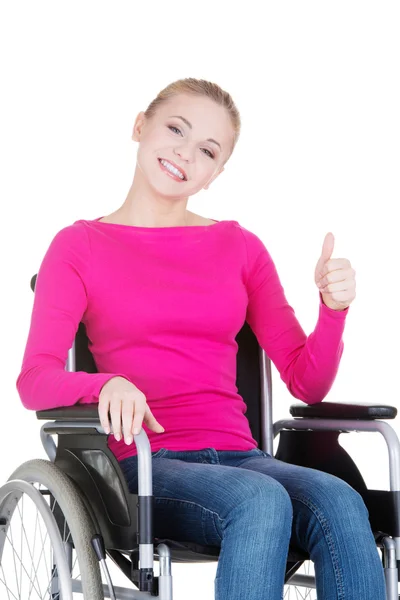 Atractiva mujer discapacitada sonriente sentada en una silla de ruedas — Foto de Stock