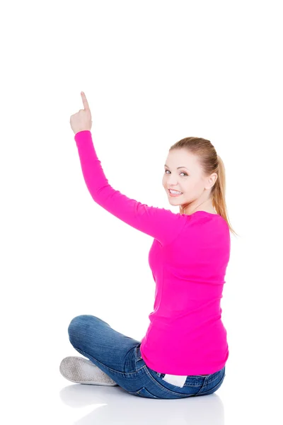 Happy young woman pointing on copy space. — Stock Photo, Image