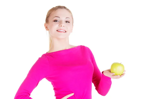 Jonge vrouw met groene verse appel in de hand. — Stockfoto