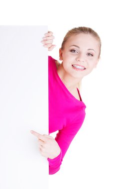 Boş tahtası olan mutlu genç bir kadın portresi.