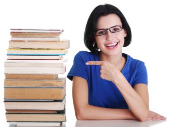 mutlu genç öğrenci kitapları ile gülümseyen