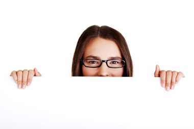 Boş tahtası olan mutlu genç bir kadın portresi.