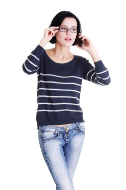 hareket eden telefon ile genç beyaz kadını arıyor