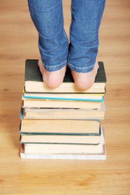 Kitaplar üzerinde duran kız