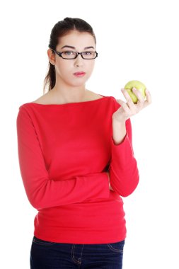 Yeşil elma yemek çekici genç kadın.