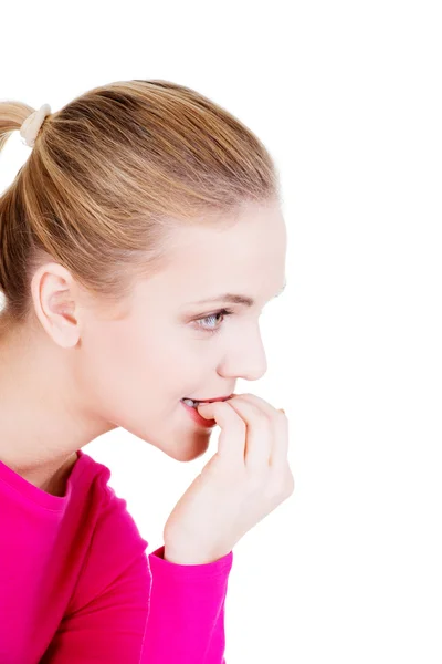 Estressado jovem mulher comendo suas unhas — Fotografia de Stock