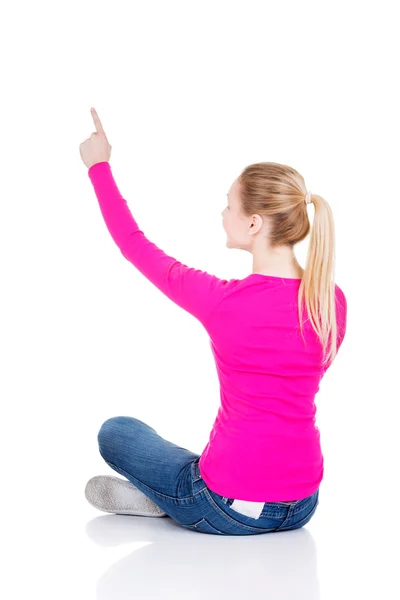 Happy young woman pointing on copy space. — Stock Photo, Image