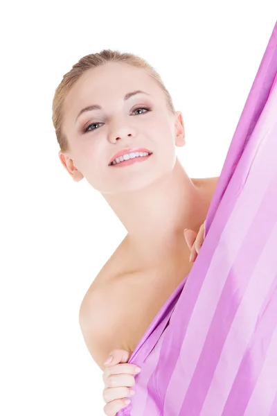 Mulher bonita cobrindo seu corpo com cortina de chuveiro — Fotografia de Stock
