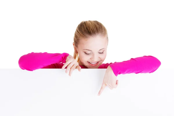 Retrato joven feliz mujer con tablero en blanco — Foto de Stock