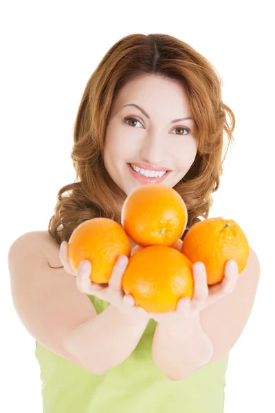 Gelukkige vrouw met oranje vruchten — Stockfoto