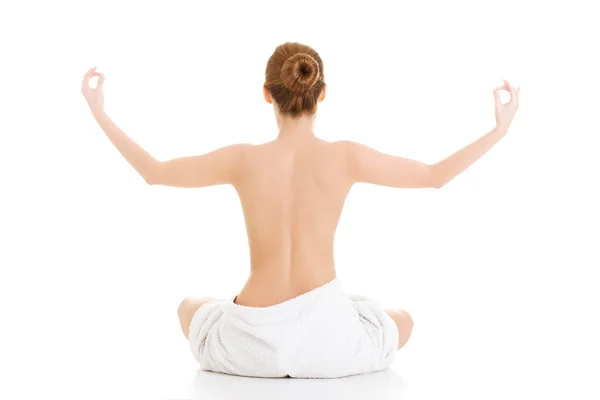 裸体女人用毛巾练习 zoga — 图库照片