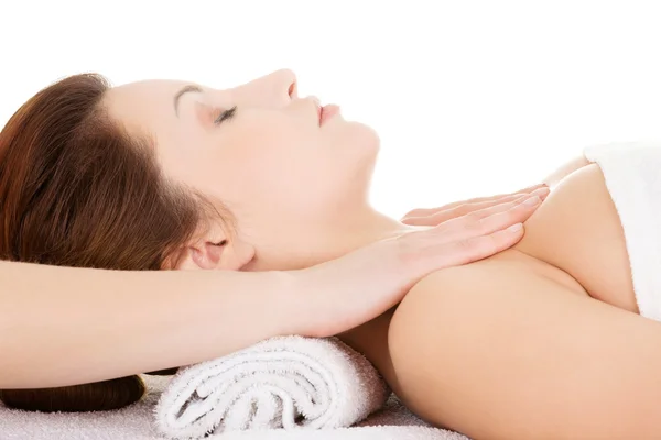 Mulher atraente relaxante sendo massageado — Fotografia de Stock