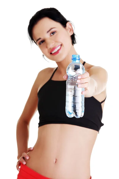 Jeune femme en forme tenant une bouteille d'eau — Photo