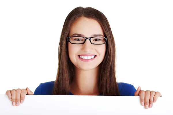 Portrait jeune femme heureuse avec tableau blanc — Photo