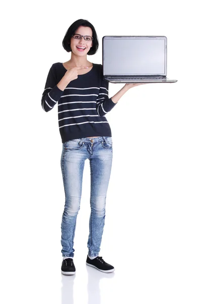 Jonge vrouw houden en tonen scherm van 17 inch laptop — Stockfoto