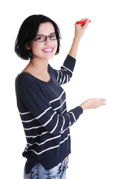 Studentin schreibt etwas auf abstrakte Leinwand — Stockfoto