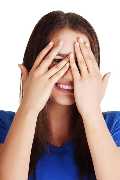 Menina adolescente tímida espreitando através do rosto coberto — Fotografia de Stock