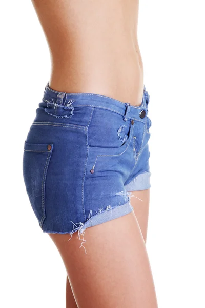 Vrouw in jeans broek past — Stockfoto