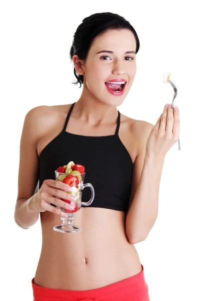 Ziemlich fitte Frau isst Obstsalat — Stockfoto