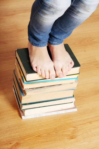 Meisje permanent op boeken — Stockfoto