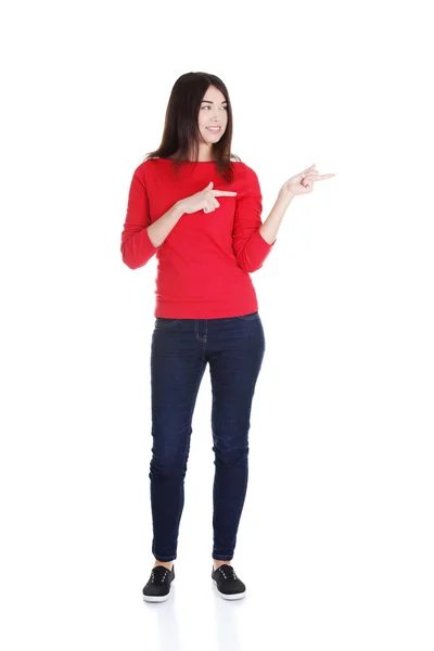 Glad kvinna som pekar på kopia utrymme — Stockfoto