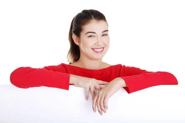 Portret jong gelukkig vrouw met blanco boord — Stockfoto