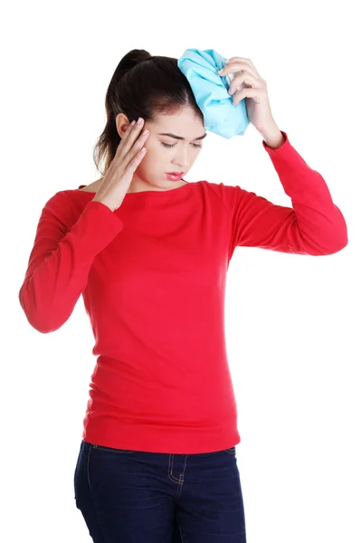 Frau mit Eisbeutel gegen Kopfschmerzen und Migräne — Stockfoto