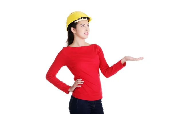 Ung kvinna arbetare presenterar kopia utrymme — Stockfoto
