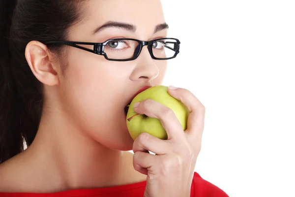 Attraente giovane donna che mangia mela verde . — Foto Stock