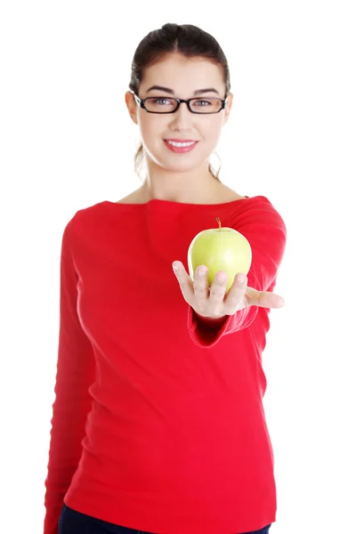 Giovane donna con mela fresca verde — Foto Stock