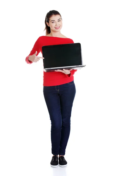 Jeune femme tenant ordinateur portable — Photo