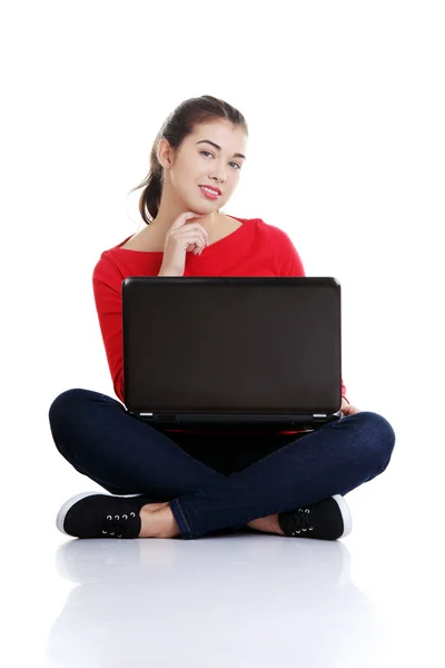 Gelukkig jong vrouw met behulp van haar laptop — Stockfoto