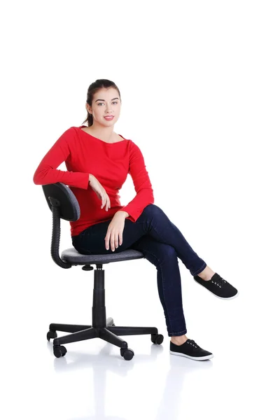 Giovane donna felice seduta su una sedia a rotelle — Foto Stock