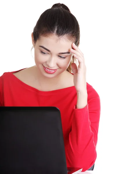 Mujer joven feliz usando su computadora portátil. — Foto de Stock