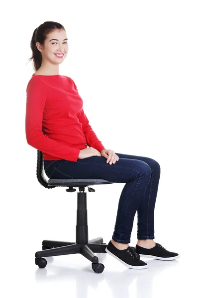 Ung glad kvinna sitter på en rullstol — Stockfoto