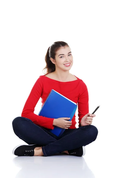 Estudando pensativo jovem mulher lendo notebook . — Fotografia de Stock