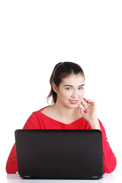 Felice giovane donna utilizzando il suo computer portatile. — Foto Stock