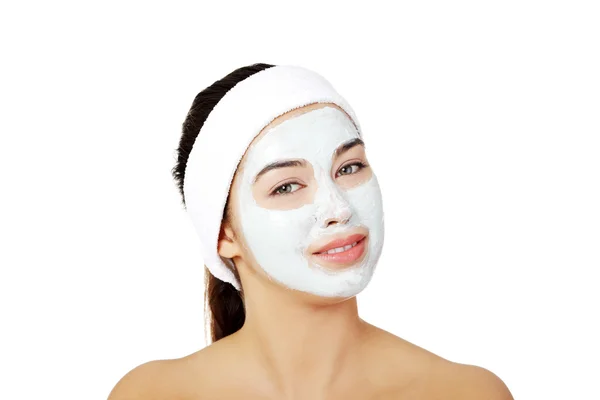 Bella donna con argilla maschera facciale — Foto Stock