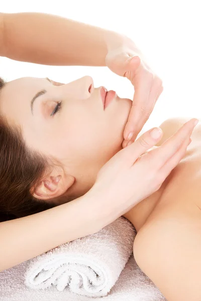 Vrouw genieten van het ontvangen van gezicht massage — Stockfoto