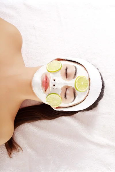 Aantrekkelijke jonge vrouw met vruchten masker op een gezicht — Stockfoto