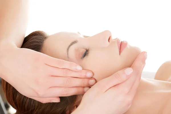 Vrouw genieten van het ontvangen van gezicht massage — Stockfoto