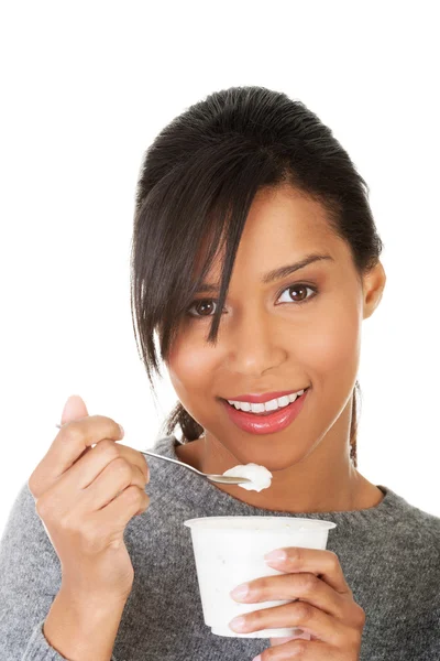 Jovem mulher comendo iogurte como café da manhã saudável ou lanche . — Fotografia de Stock