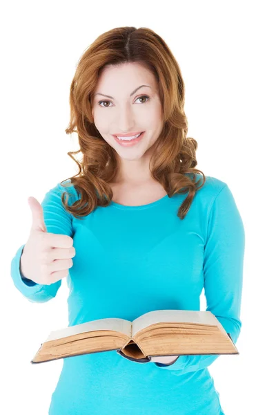 Krásná neformální žena drží knihu a ukazující ok. — Stock fotografie