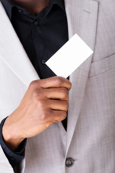 Mannelijke zakenman houden een visitekaartje. — Stockfoto