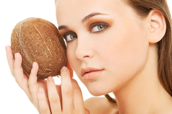 Attraktive junge Frau mit Kokosnuss. Nahaufnahme. — Stockfoto