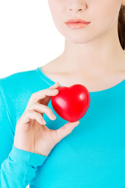 Attractive woman holding a heart, closeup. — Stock Photo, Image