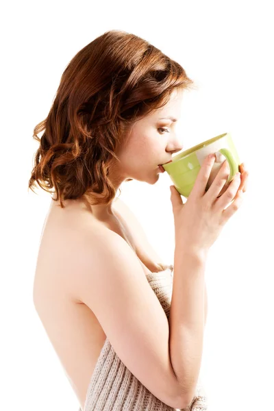 Attraktiva sexig naken kvinna håller en kopp och dricka. sidovy — Stockfoto
