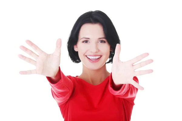 Attraktive Frau im roten T-Shirt mit offenen Händen. — Stockfoto
