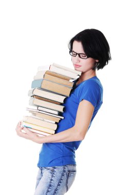 kitap yığını tutan çekici kadın.