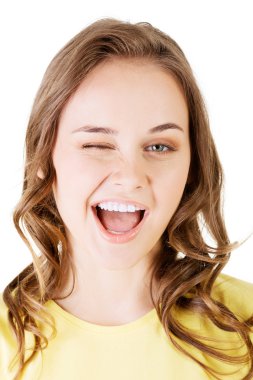 güzel genç kadının yüzüne. gülümsüyor.